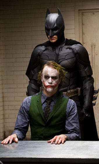 Batman interroga Joker in "Il Cavaliere Oscuro"